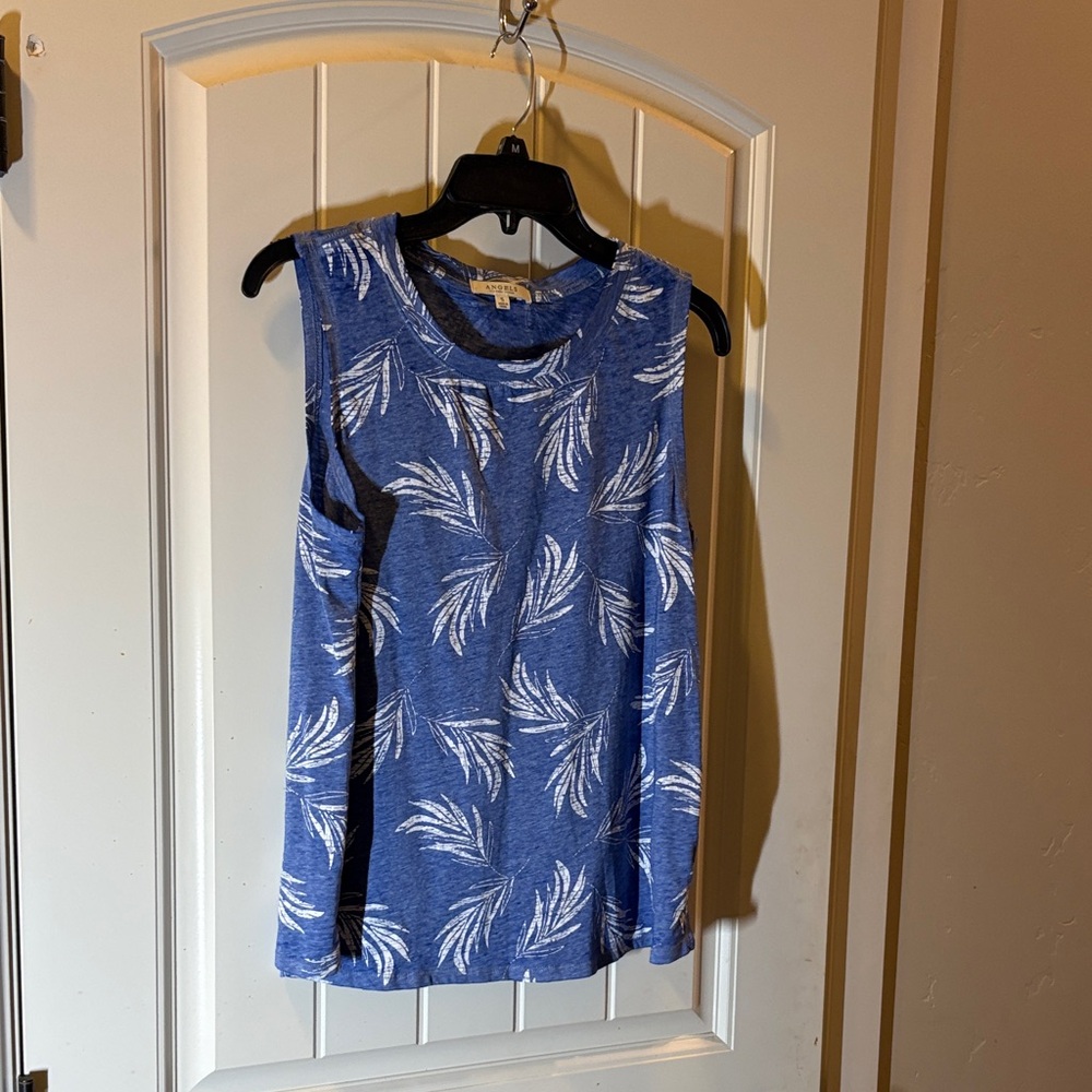 Angel’s tank top